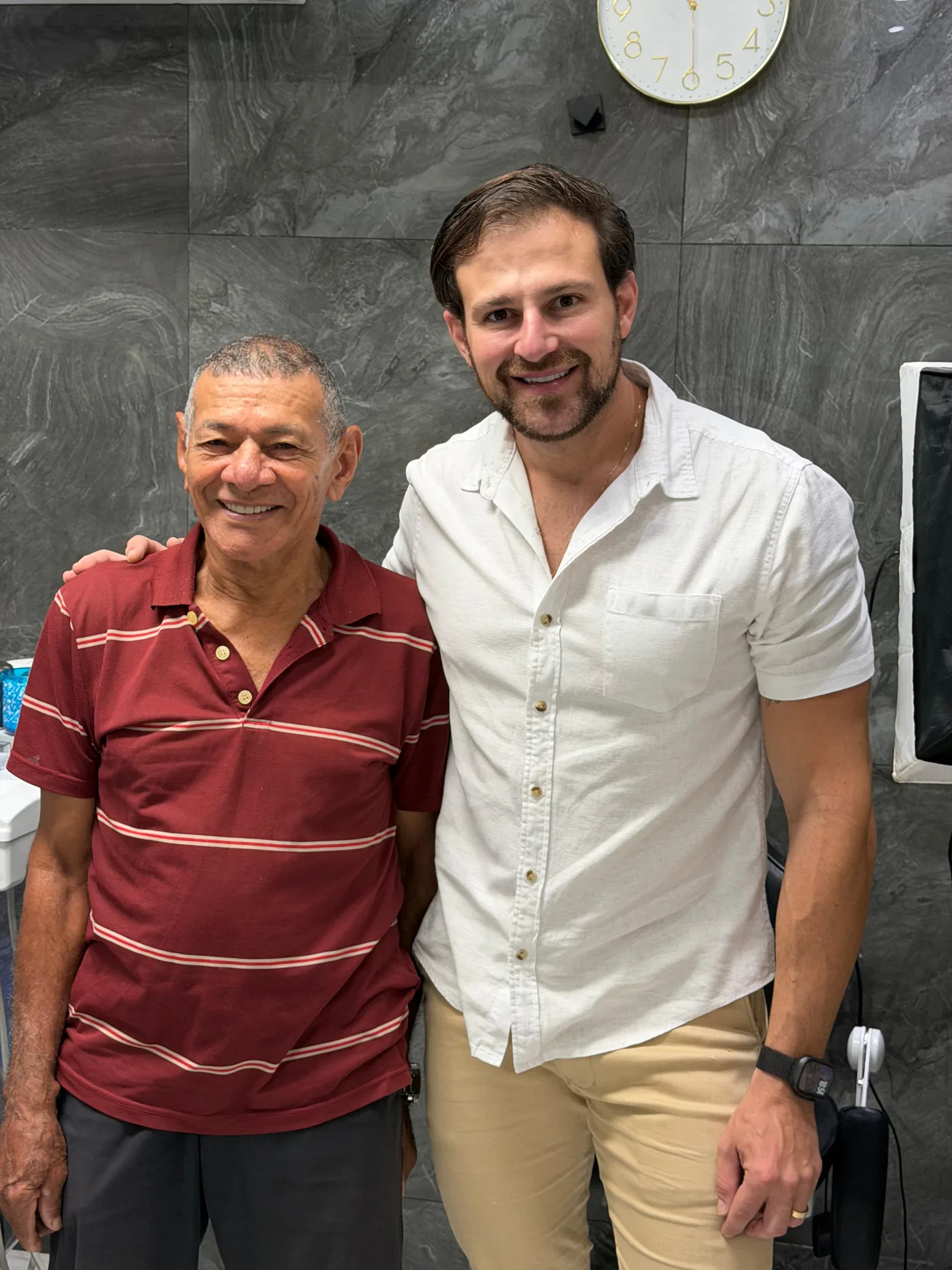 Dr. Luís Gustavo ao lado de paciente sorrindo após o tratamento na Odonto Qualit